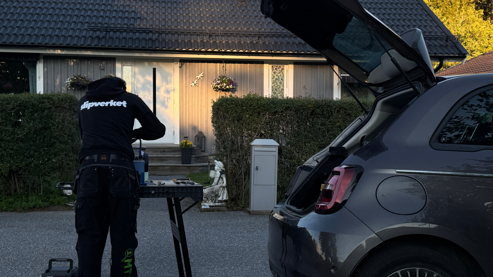 Slipverket slipar knivar på plats utanför en kunds hem